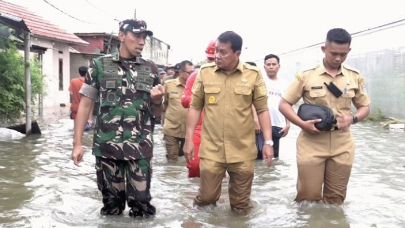 Bupati Tangerang  Maesyal Rasyid bersama Dandim Tigaraksa memantau Banjir di Kampung Rawa Lumpang - Prokopim Tangerang -