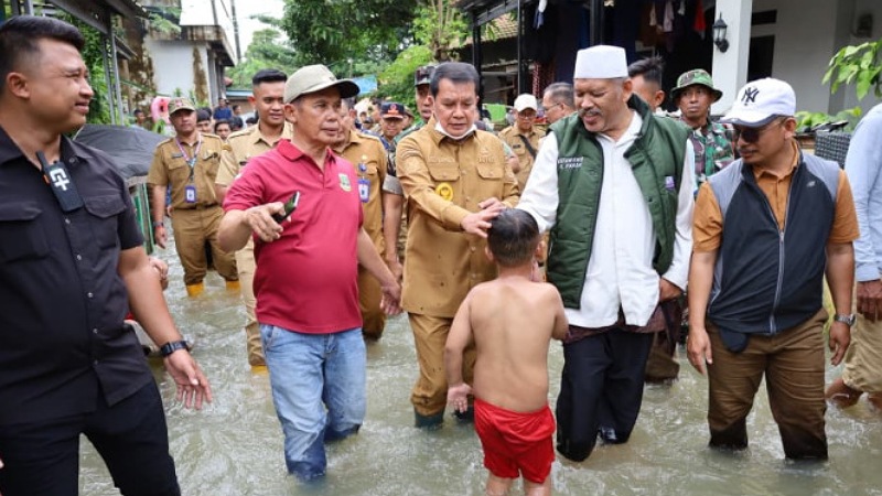 Bupati Tangerang Moch. Maesyal Rasyid turun ke lokasi banjir Kronjo, Senin (26/1/2026), memastikan keselamatan warga sekaligus merumuskan langkah penanganan darurat - Prokopim Tangerang -