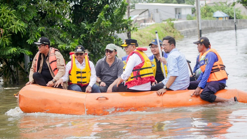 Gubernur Banten Andra Soni bersama Wali Kota Tangerang Sachrudin memantau banjir di Periuk - Biro Adpimpro Banten -
