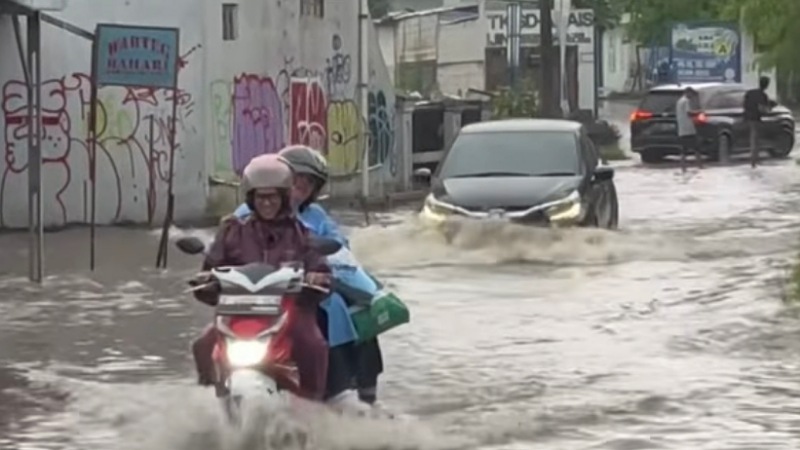 Hujan Deras Banjiri Tangsel, Sejumlah Titik Lumpuh dan Macet Total!