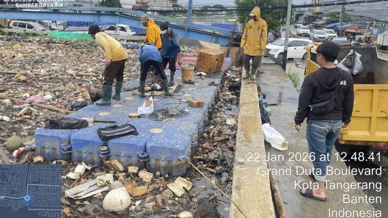 Petugas sedang menangani banjir di Kota Tangerang - Foto: Dok Pemkot Tangerang -