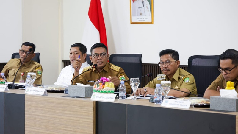 Gubernur Andra Soni saat memimpin Rakor penanganan banjir Kabupaten Tangerang, Kota Tangerang, dan Kota Tangsel di Kantor Gubernur Banten, Kota Tangsel, Senin (26/1/2026). - Biro Adpimpro Banten -