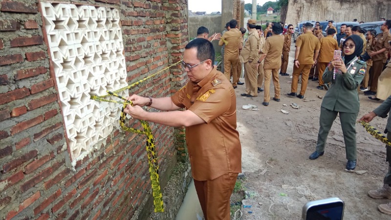 Wali Kota Serang Budi Rusatandi menutup aktivitas tambang ilegal   di wilayahnya. - Foto: Dok Pemkot Serang -