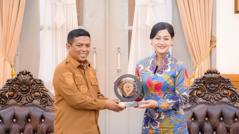 Gubernur Banten Andra Soni bersama Anggota Dewan Komisioner OJK Friderica Widyasari Dewi - Biro Adpimpro Banten -