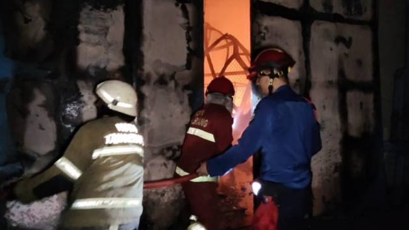 Personel dari BPBD Kota Tangerang berjibaku padamkan kebakaran yang melalap pabrik sepatu di Jatiuwung - Dok Pemkot Tangerang -