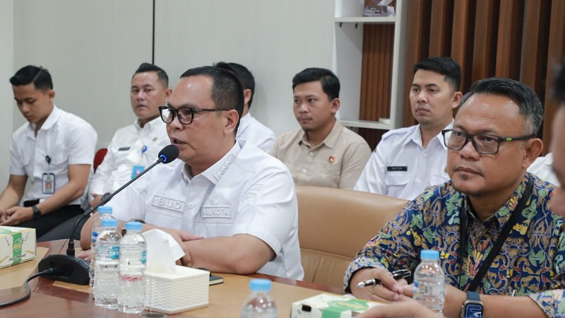 Wali Kota Serang Budi Rustandi saat rapat koordinasi lintas instansi terkait identifikasi dan penanganan banjir di Provinsi Banten, yang digelar di Kantor BBWSC3, Cipare, Kota Serang, Rabu (14/1/2026). - Dok Pemkot Serang -