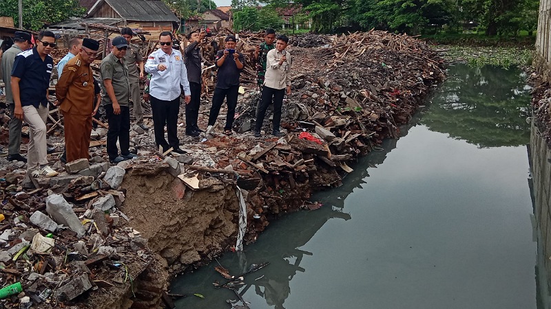Wali Kota Serang Budi Rustandi saat meninjau penertiban banguna liar disepanjang kali Kroya - Foto: Dok Pemkot Serang -