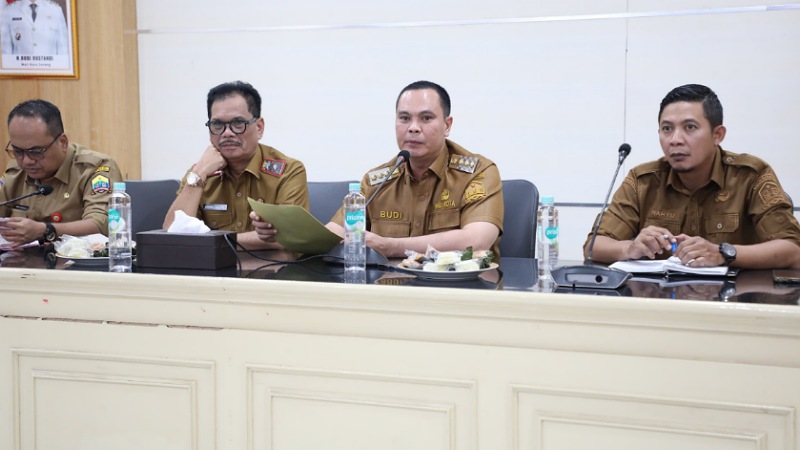 Wali Kota Serang Budi Rustandi (kedua kanan) saat rakor bersama Badan Pengatur Jalan Tol (BPJT) untuk membahas pelebaran saluran air  di bawah Jalan Tol Tangerang–Merak, Senin (5/1/2026). - Pemkot Serang -