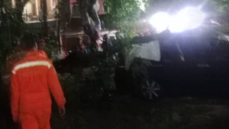 Petugas gabungan dari Damkar Ciledug dan DLH Kota Tangerang mengevakuasi mobil yang tertimpa pohon tumbang di Ciledug - Dok Pemkot Tangerang -