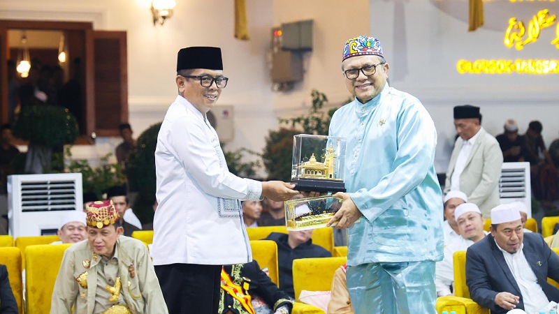 Gubernur Banten Andra Soni menerima cenderamata minaiatur  masjid yang diserahkan Pengasuh Ponpes Al-Istiqlaliyyah, KH. Totoh Tohari Romli atau Abah Entoh. - Biro Adpimpro Banten -