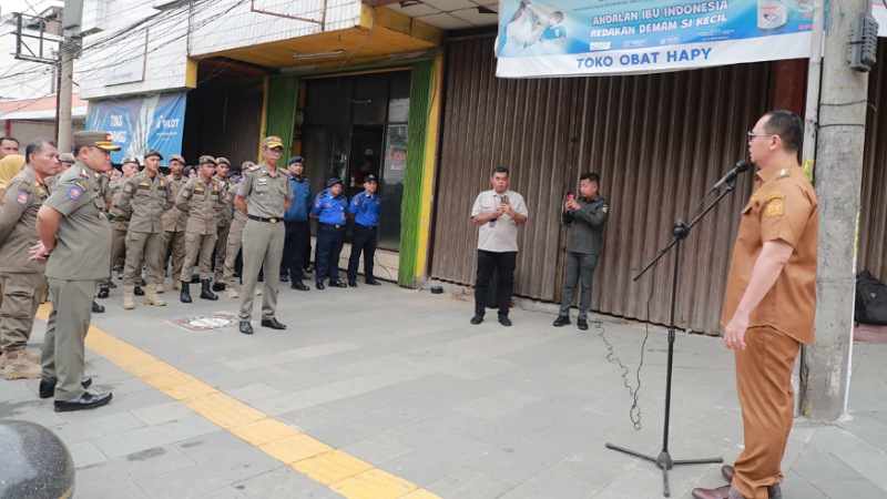 Wali Kota Serang Budi Rustandi saat memimpin apel kesiapsiagaan Satpol PP di kawasan Royal Baroe, Jalan Sultan Ageng Tirtayasa, Kota Serang, Selasa (6/1/2026). - Pemkot Serang -
