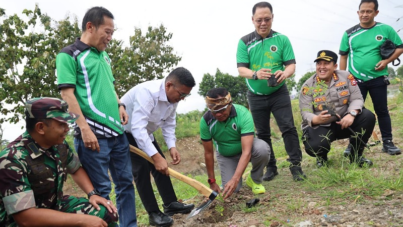 Gubernur Banten Andra Soni bersama Jarnas Pemuda Hijau melakukan penanaman ratusan pohon kelor - Biro Adpimpro Banten -