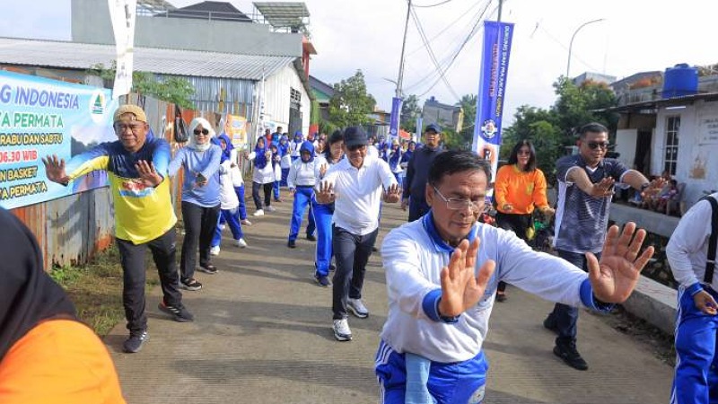 Wali Kota Sachrudin saat mengikuti kegiatan CFD sekaligus penyerahan armada truk pengangkut sampah di Balai RW 01, Kelurahan Petir, Kecamatan Cipondoh, Minggu (4/1/2026). - Pemkot Tangerang -