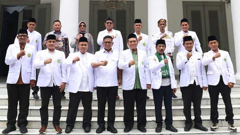 Gubernur Andra Soni berfoto nersa,a jajaran DPP, DPW, dan DPD Kesti TTKKDH di Gedung Negara Provinsi Banten, Kota Serang, Kamis (26/2/2026). - Biro Adpimpro Banten -