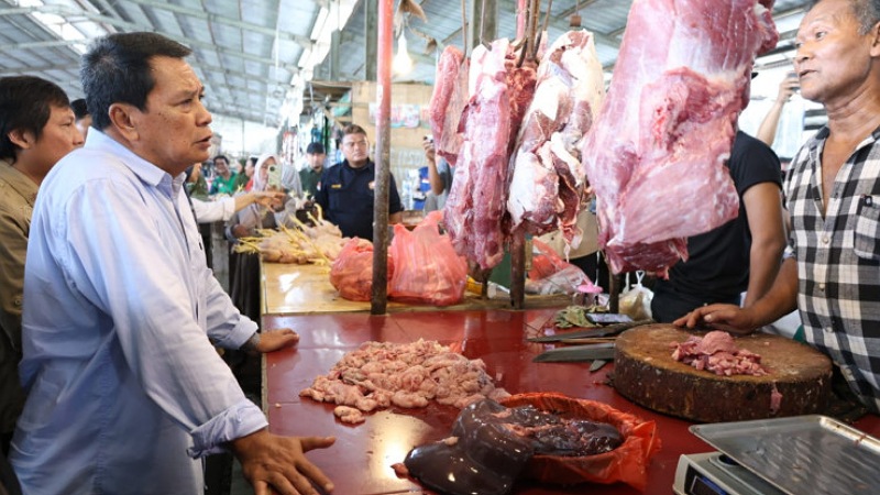 Bupati Tangerang Moch. Maesyal Rasyid pantau Pasar Mauk, harga ayam dan daging masih stabil jelagn ramadan - Prokopim Tangerang -