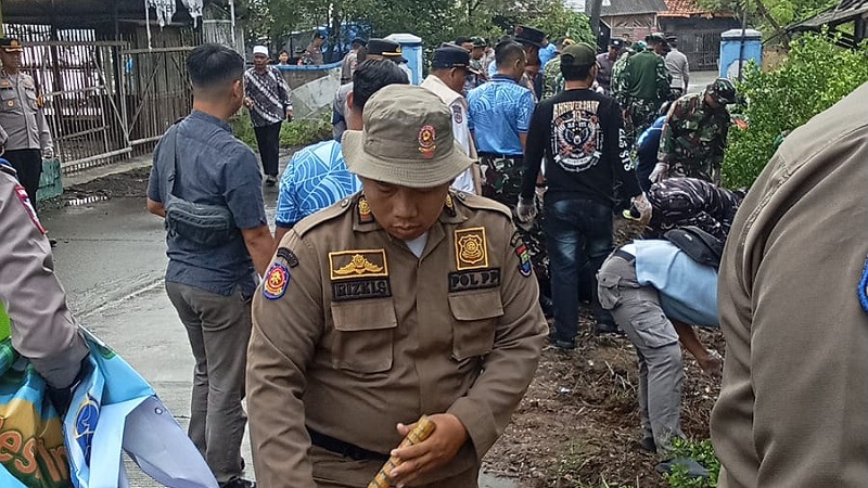 Puluhan personel Satpol PP Tangerang terlibat langsung dalam kegiatan corve atau kerja bakti bersama Forkopimda Kabupaten Tangerang di kawasan Pantai Pulo Cangkir, Kecamatan Kronjo, Jumat (6/2/2026). - Prokopim Tangerang -