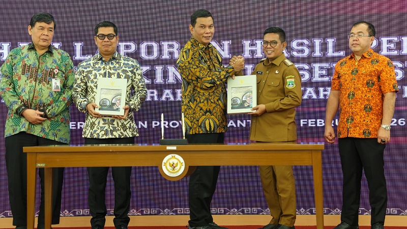 Gubernur Banten Andra Soni saat menerima LHP Semester II Tahun 2025 dari BPK RI perwakilan Provinsi Banten, Senin (23/2/2026). - Biro Adpimpro banten -