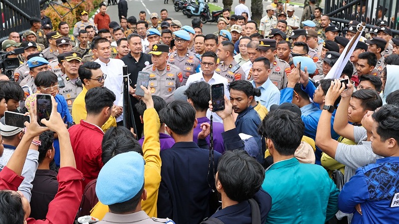 Gubernur Andra Soni saat menemui pengunjuk rasa yang menyoroti satu tahun kepemipinan Andra - Dimyati pimpin Banten - Biro Adpimpro Banten -