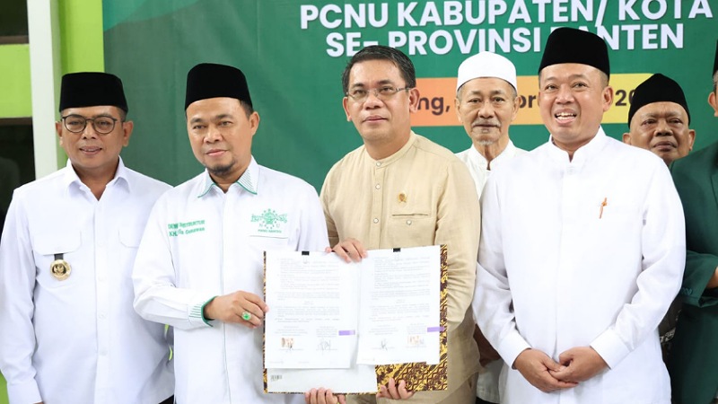 Gubernur Banten Andra Soni menyaksikan langsung penyerahan sertipikat tanah wakaf oleh Menteri ATR/BPN Nusron Wahid. - Biro Adpimpro Banten -