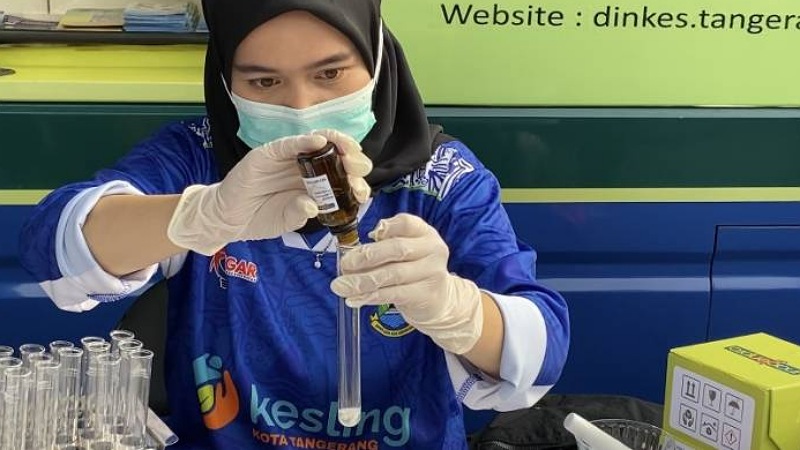 Petugas dari Dinas Kesehatan Kota Tangerang sedang menguji sampel makanan takjil di Pasar Lama - Dok Pemkot Tangerang -