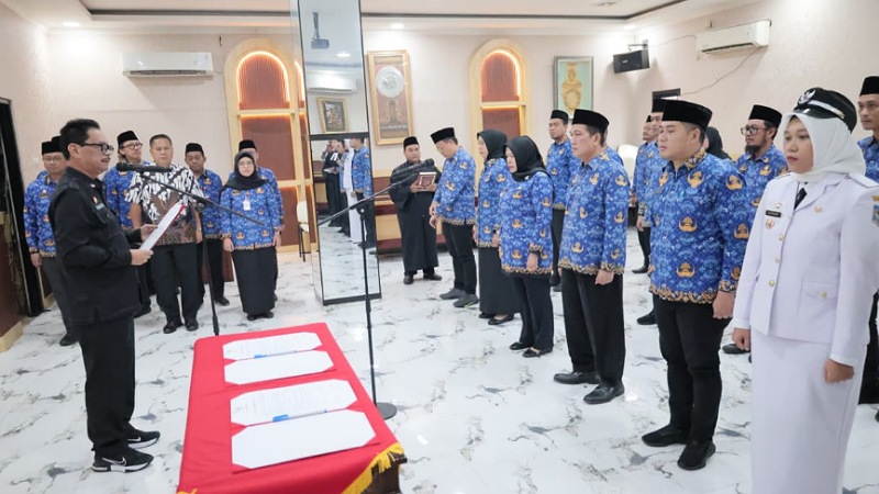 Sekda Pemkot Serang Nanang Saefudin melantik  17 pejabat administrator dan pengawas  pada Jumat (13/2/2026) - Foto: Dok Pemkot Serang -
