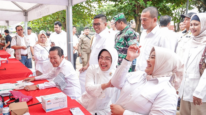 Gubernur Andra Soni saat meresmikan Pos Kesehatan Merah Putih di Kota Serang - Biro Adpimpro Banten -