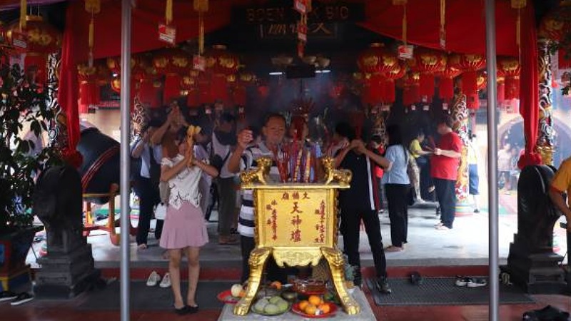 Imlek Tahun Kuda Api, Klenteng Boen Tek Bio Dipadati Ribuan Umat