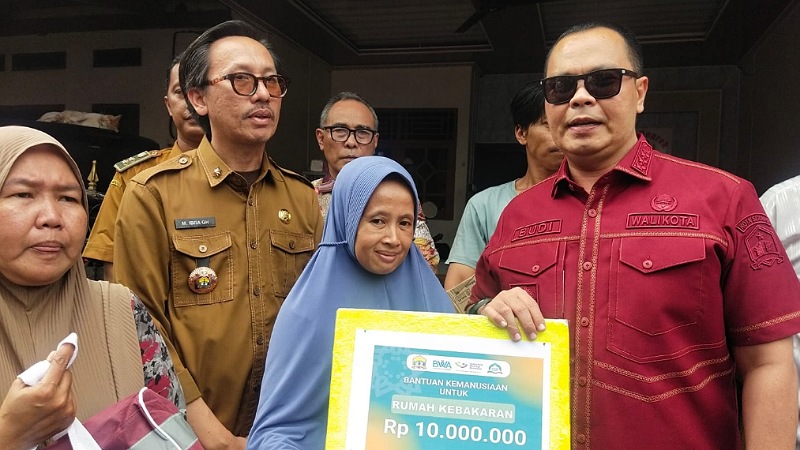 Wali Kota Serang Budi Rustandi turun memberikan bantuan terhadap korban kebakaran di wilayahnya - Foto: Dok Pemkot Serang -