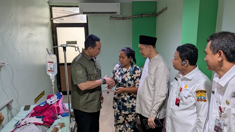 Wali Kota Serang Budi Rustandi saat menjenguk anak korban kecelakaan lalu lintas di Rumah Sakit Drajat Prawiranegara (RSDP). Foto: Dok. Pemkot Serang -