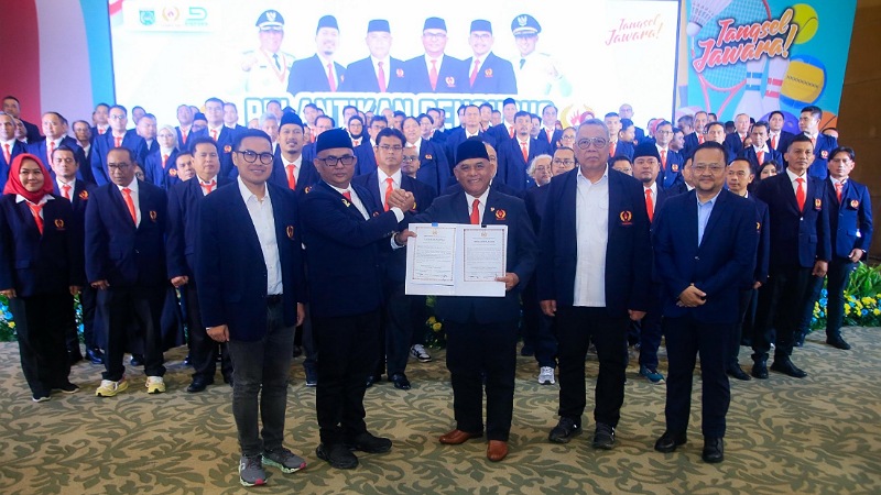 Wali Kota Tangsel Benyamin Davnie bersama Wakil Wali Kota Pilar Saga Ichsan , saat menghadiri Pelantikan Pengurus KONI Kota Tangsel masa bakti 2025–2029. - Dok Pemkot Tngsel -.