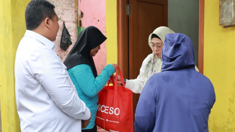 Wabup Tangerang Intan Nurul Hikmah,  meninjau progres renovasi RTLH milik Ibu Yana di Kelurahan Sukabakti, Kecamatan Curug, Jumat (20/2/26). - Prokopim Tangerang -