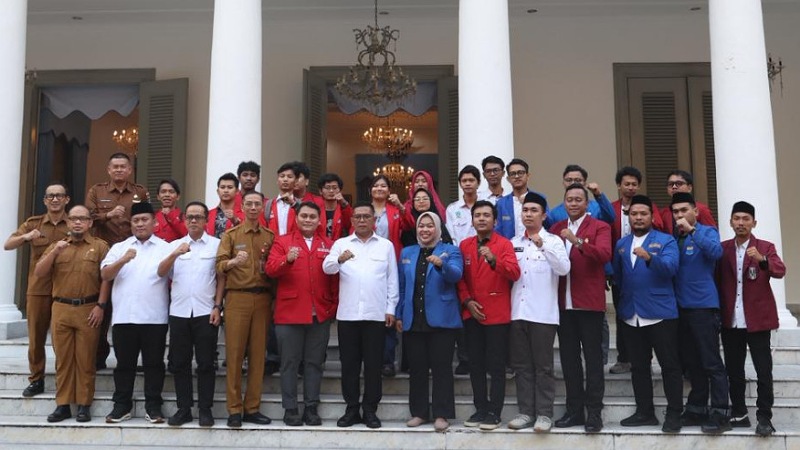 Gubernur Banten Andra Soni berfoto bersama perwakilan organisasi mahasiswa yang tergabung dalam Kelompok Cipayung Plus - Biro Adpimpro Banten -