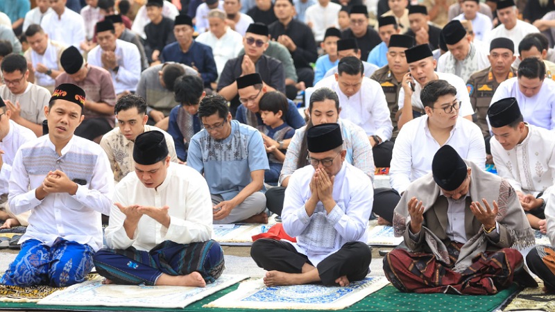Gubernur Banten Andra Soni saat salat Ied di Alun-Alun Barat Kota Serang - Biro Adpimpro Banten -