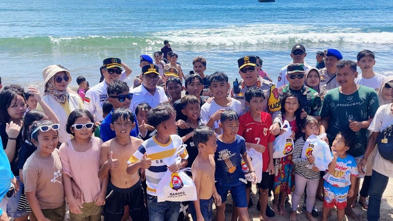 Anyer Diserbu Wisatawan, Gubernur Andra Turun Langsung: Jaga Aman, Jaga Nyaman!