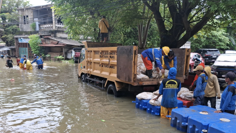 Petugas DPUPR Kota Tangerang memasang kisdam darurat di Perumahan Duren Village, Kelurahan Sudimara Selatan, Kecamatan Ciledug, Kota Tangerang, Senin (9/3) - Foto : DPUPR Kota Tangerang -