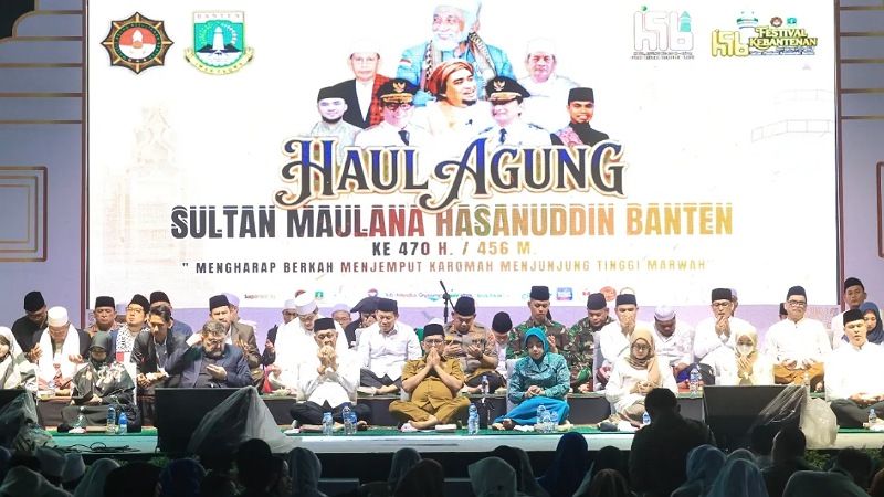 Gubernur Banten Andra Soni saat menghadiri Haul Agung Sultan Maulana Hasanuddin di Masjid Agung Banten, Kasemen, Senin malam (30/3/2026). - Biro Adpimpro Banten -