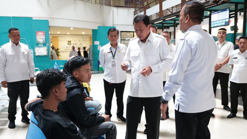 Bupati Tangerang Moch. Maesyal Rasyid memantau pelayanan publik pasca libur Lebaran. = Prokkopim Tangerang -