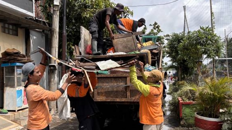 Petugas dari DLH Kota Tangerang sedang mengankut sampah - Foto: Dok Pemkot Tangerang -