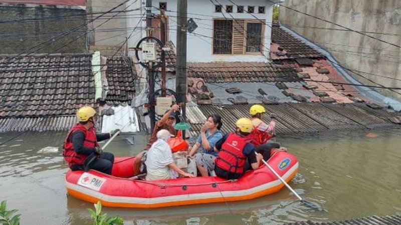 Evakuasi Banjir Kota Tangerang Dikebut, Petugas Turunkan Perahu Selamatkan Warga