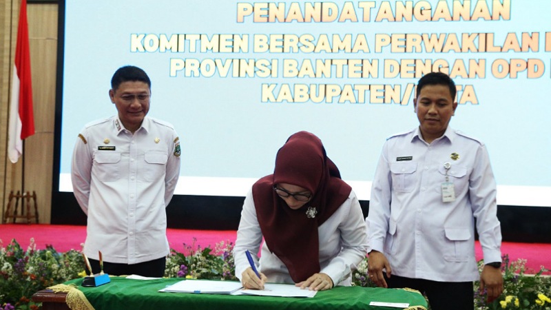 Sekda Banten Deden Apriandhi saat membuka Konsolidasi Mitra Kerja Penguatan Program Prioritas MBG 3B Tahun 2026 di Pendopo Gubernur Banten, Serang, Rabu (4/3/2026). - Biro Adpimpro Banten -