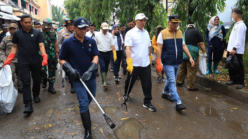 Menteri LH Faisol Nurofiq. Sekda Banten Deden Apriandhi, dan Wali Kota Serang Budi Rustandi saat bersih-bersi Pasar Baru dan kawasan Royal Baroe - Biro Adpimpro Banten -