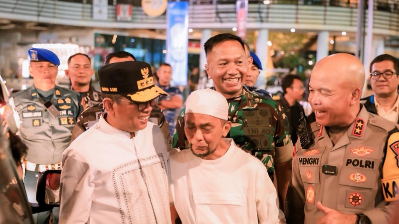 Gubernur Banten Andra Soni dan Kapolda Banten  Hengki menyapa pemudik di Pelabuhan Merak - Biro Adpimpro Banten -