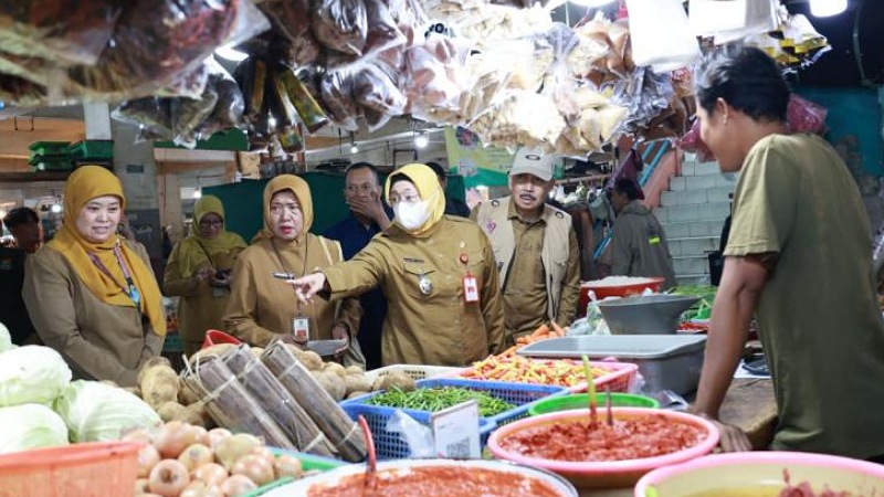 Harga Daging dan Bawang Melonjak Jelang Lebaran! Wabup Intan Sidak Pasar Kelapa Dua