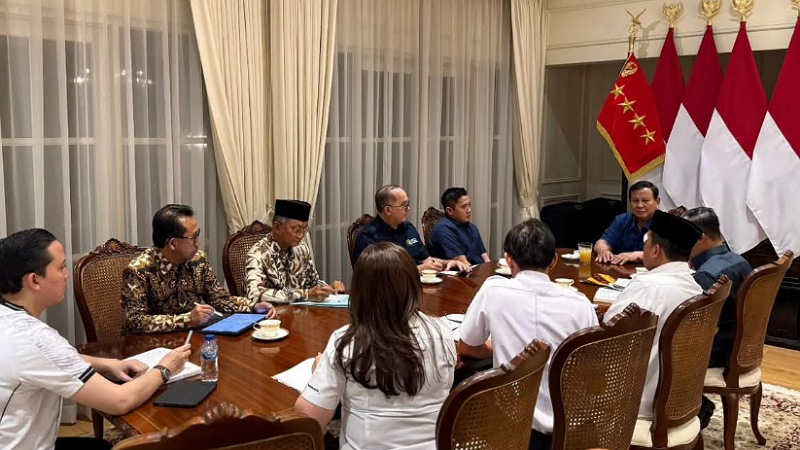 Presiden Prabowo Subianto melakukan rapat dengan sejumlah menteri terkait pembangunan hunian di kawasan pinggir rel di Senen, Jakarta Pusat - Foto: Setkab RI -