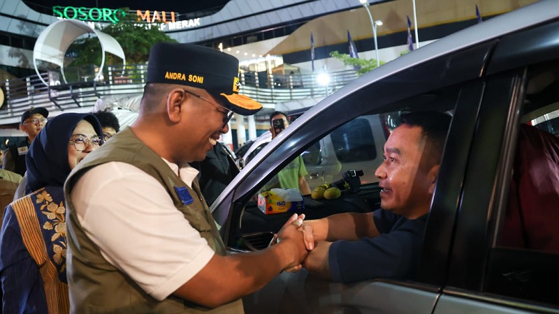 Gubernur Banten Andra Soni menyapa pemudik di pelabuhan Merak - Biro Adpimpro Banten -