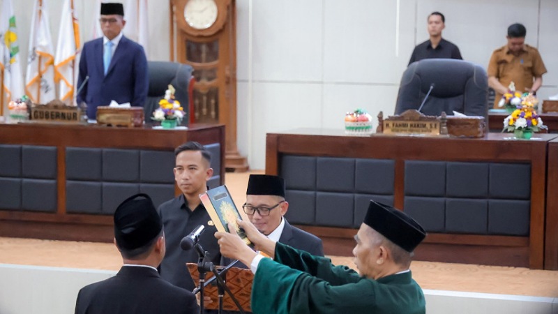 Gubernur Banten Andra Soni saat menghadir PAW DPRD Banten - Foto: Biro Adpimpro Banten -