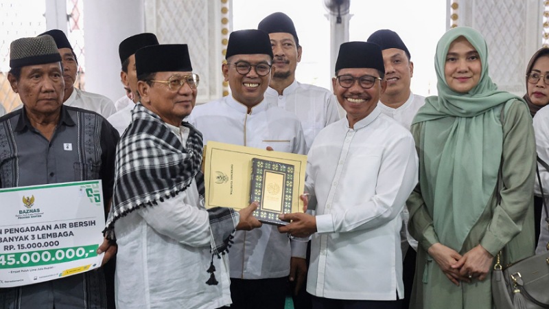 Gubernur Banten Andra Soni dan Wali Kota Tangserang Sachrudin saat Safari Ramadan di Masjid Jami’atul Khoir, Kecamatan Cipondoh, Kota Tangerang, Minggu (1/3/2026).- Biro Adpimpro Banten -