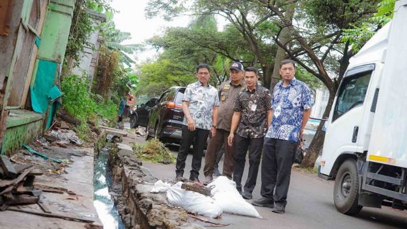 Wali Kota Tangeranrang Sachrudin memeriksa titik-titik rawan banjir di sepanjang Kali Angke hingga Kali Pesanggrahan, Kamis (26/3/2026). - Dok Pemkot Tangerang -