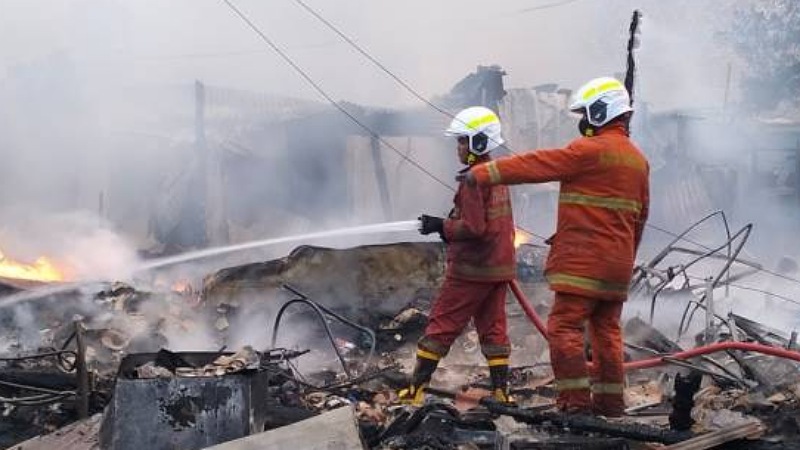 Petugas berjibaku memadamkan kebakaran di Asrama Polri Ciledug, Kamis (16/4/2026) _ Foto: Dok Pemkot Tangerang -