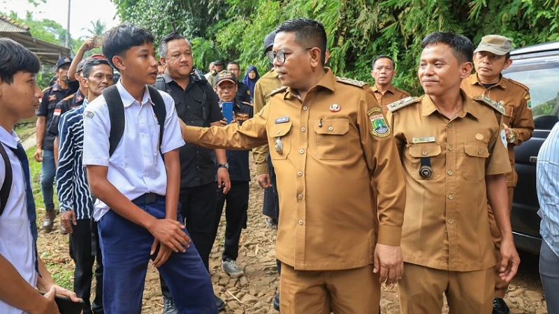 Gubernur Banten Andra Soni menyapa siswa sekolah saat meninjau jalan Ciandur, Kecamatan Saketi, Kabupaten Pandeglang - Biro Adpimpro Banten -